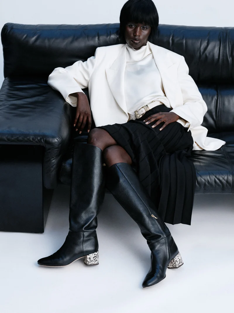 Bottes en cuir grainé mat noires Adry Borgia avec un talon moyen embossé