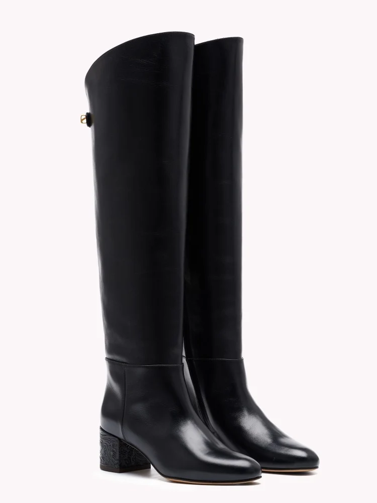 Bottes Adry Borgia en cuir noir avec un talon moyen embossé