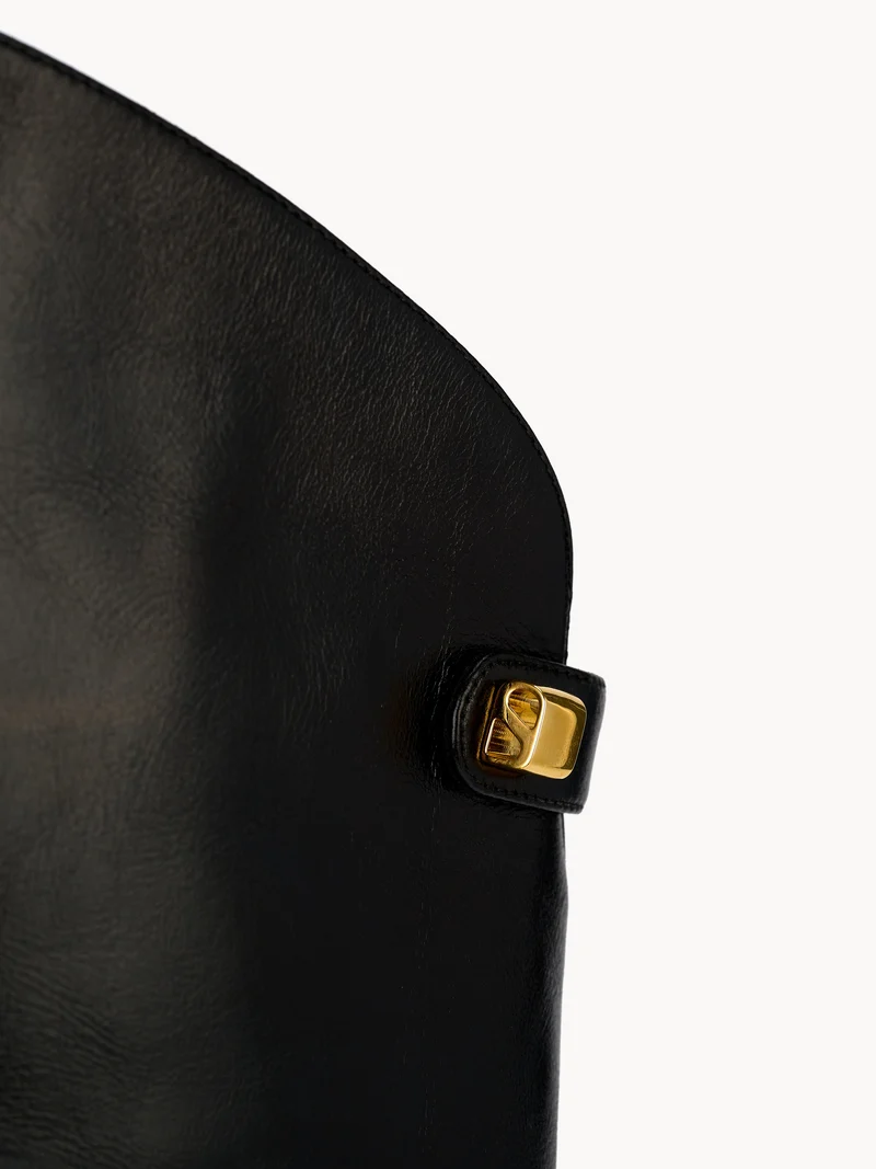 Bottes Adry Borgia en cuir noir avec un talon moyen embossé