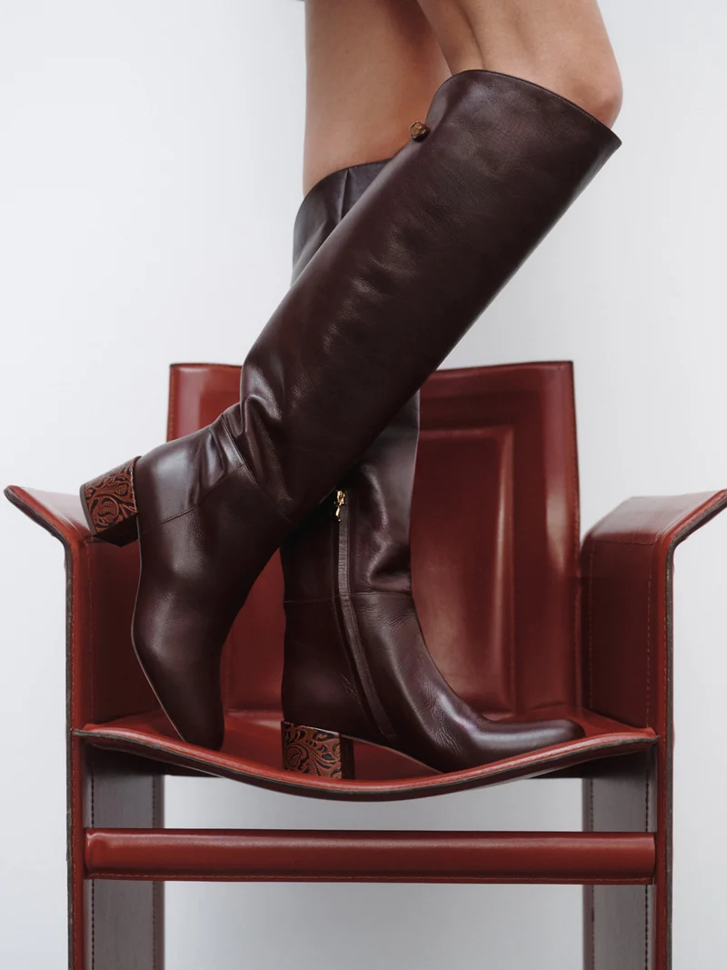 Bottes Adry Borgia en cuir marron pécan avec un talon moyen embossé