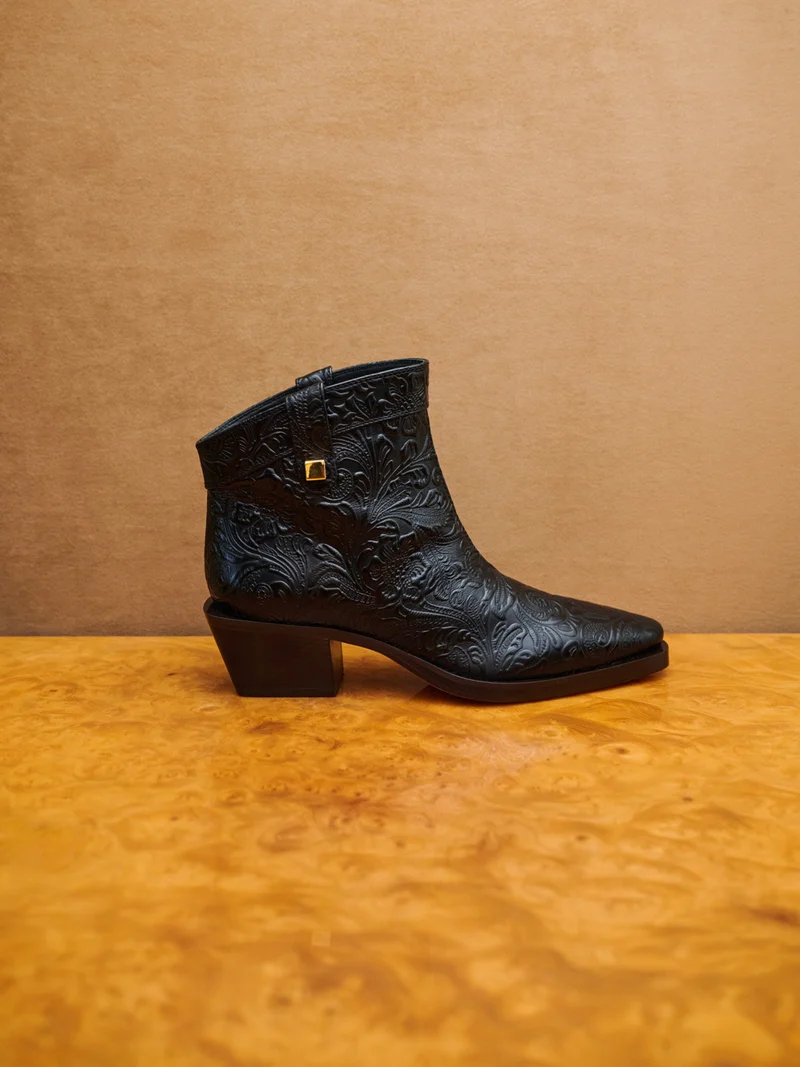 Bottines western Alexandra Borgia en cuir embossé floral noir