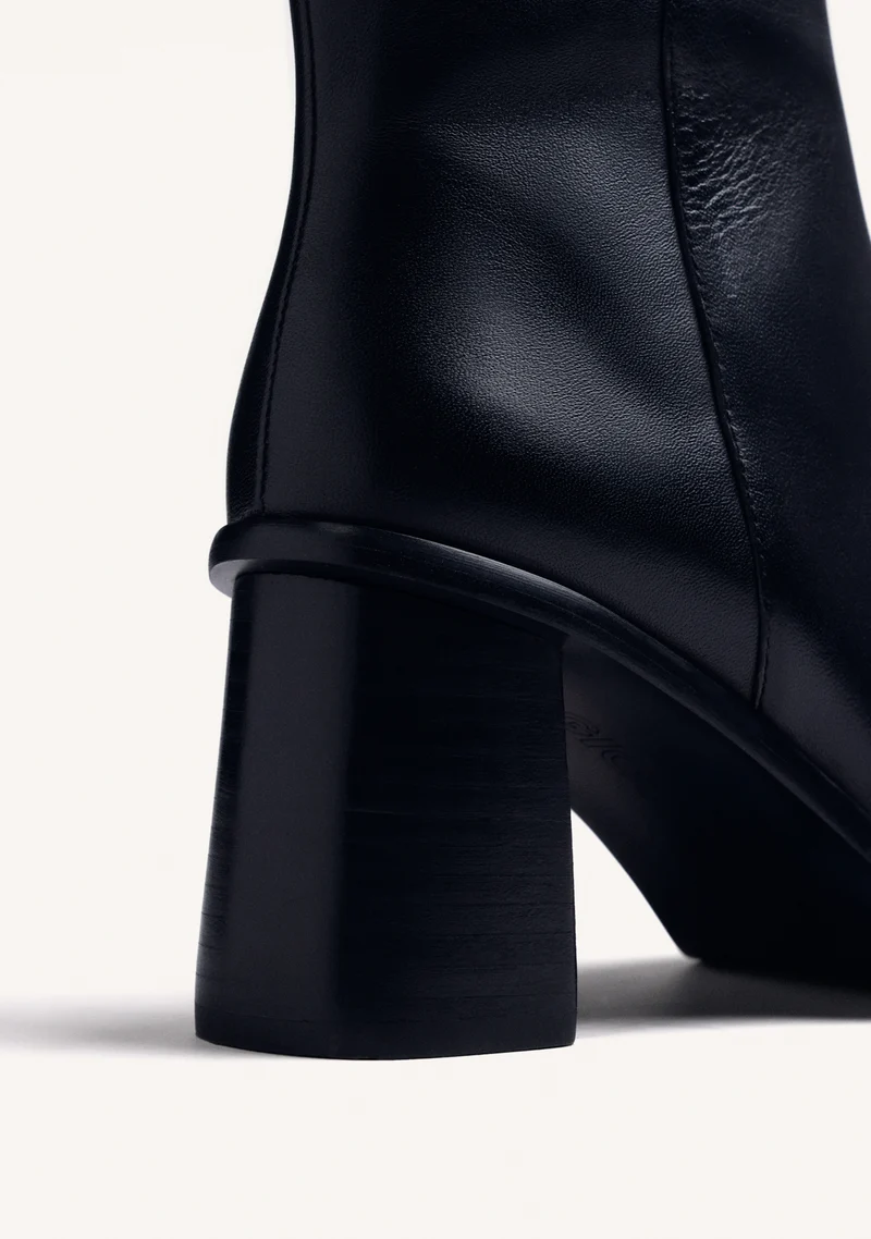 BLACK LEATHER ANKLE BOOTS WITH STUDS