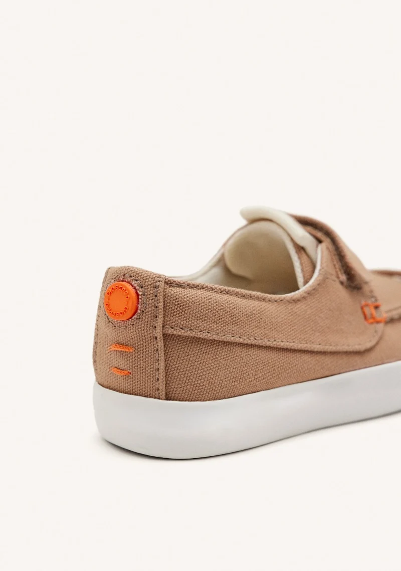 SPORTY NAUTICAL STYLE BEIGE COLOR WITH COLOR ACCENTS FOR BOYS AND GIRLS SLATINA