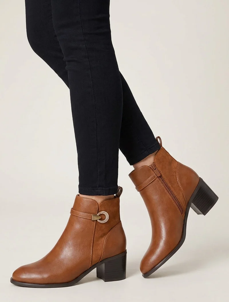 Bottines bimatière à boucle strassée - Camel