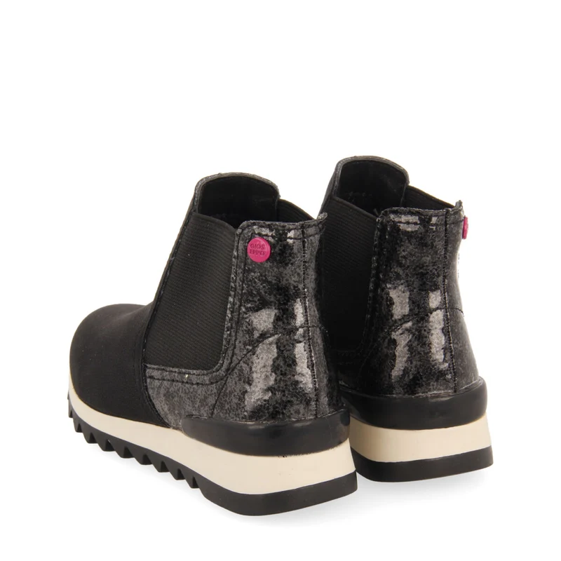 Luncarty children's chelsea boot-style sneakers with shiny black detail