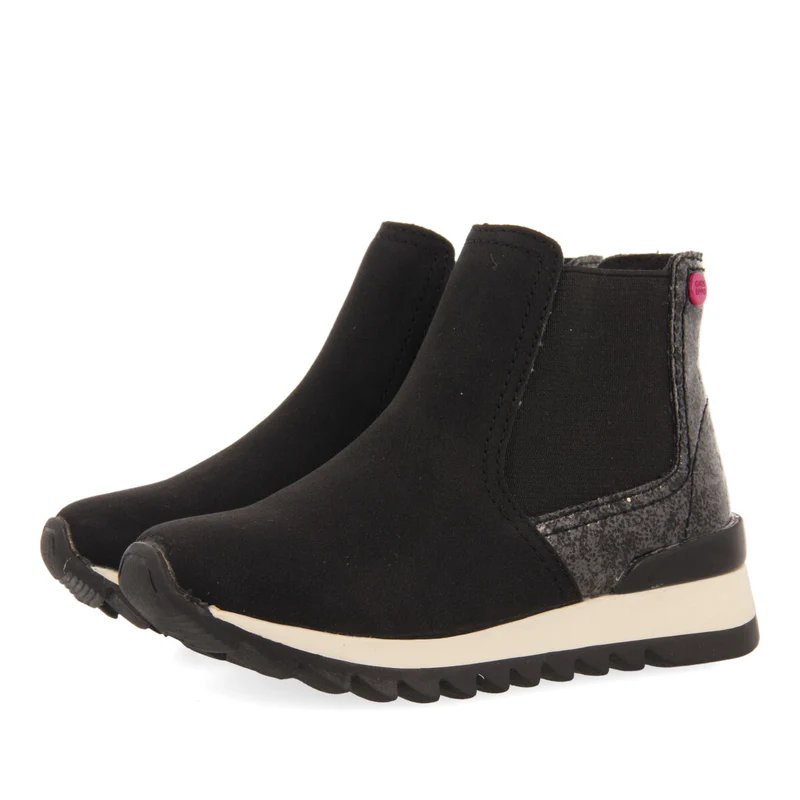 Luncarty children's chelsea boot-style sneakers with shiny black detail