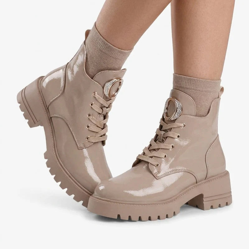Boots vernies à bijou métal strassé - Taupe