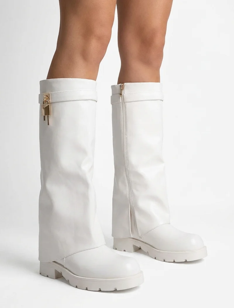 Bottes en simili à revers et bijou cadenas - Blanc