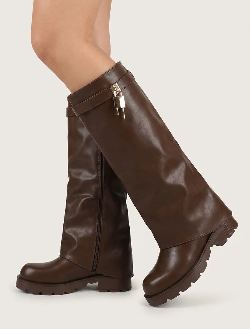 Bottes en simili à revers et bijou cadenas - Marron