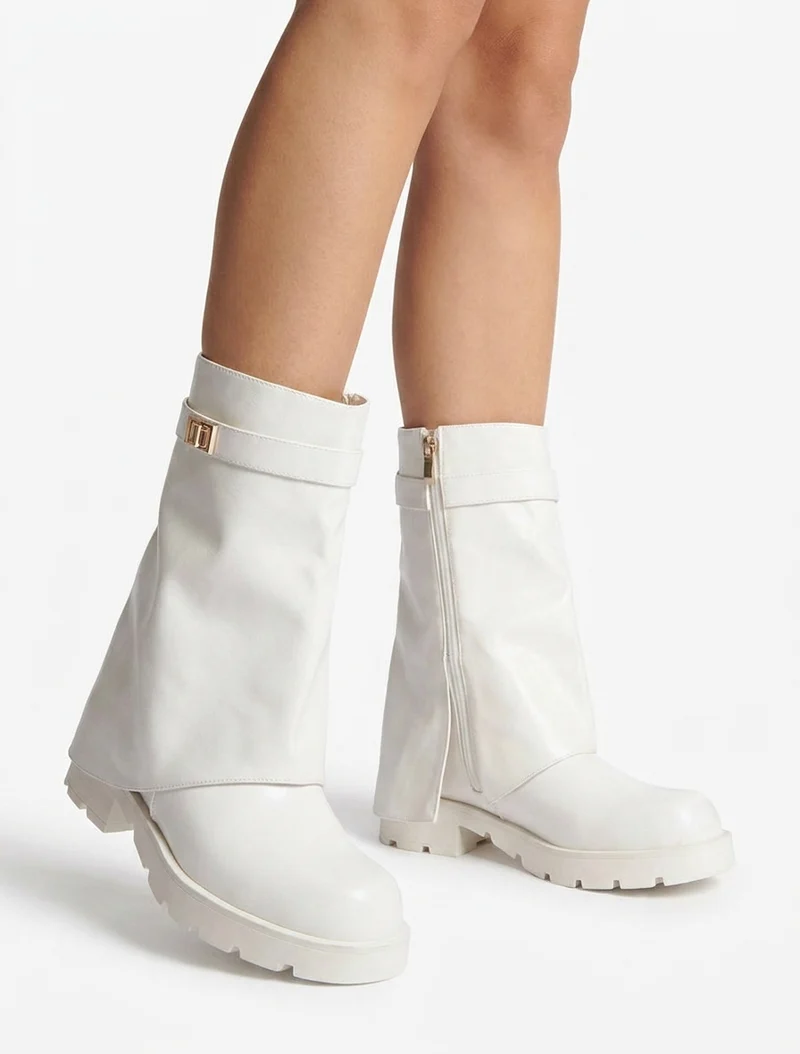 Bottines renversées à sangle et bijou - Blanc