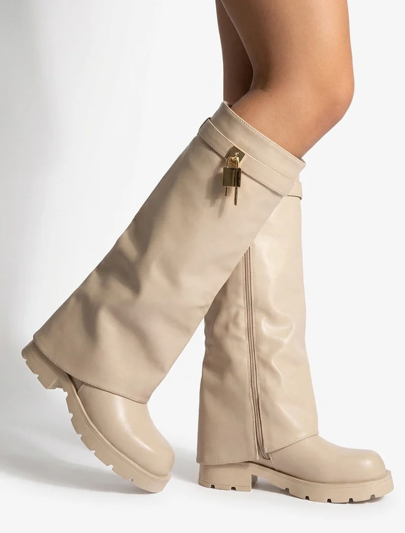 Bottes en simili à revers et bijou cadenas - Beige