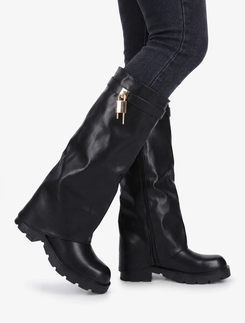 Bottes en simili à revers et bijou cadenas - Noir
