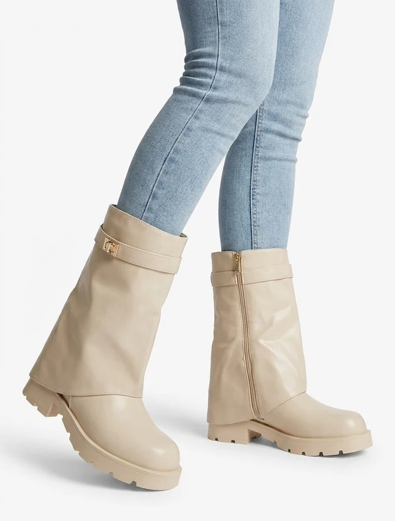 Bottines renversées à sangle et bijou - Beige