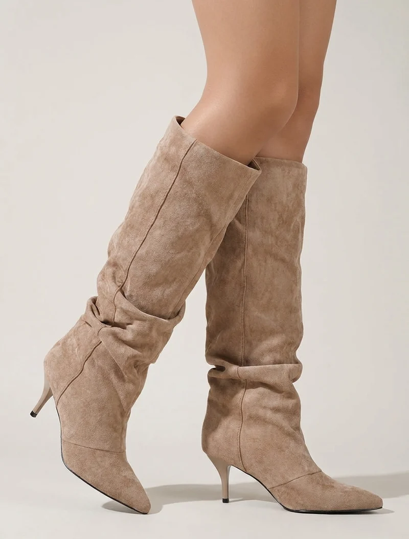 Bottes en suédine effet froncé à bouts pointus - Taupe