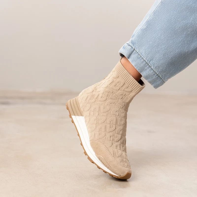SOCK-LIKE SNEAKERS HOLEV