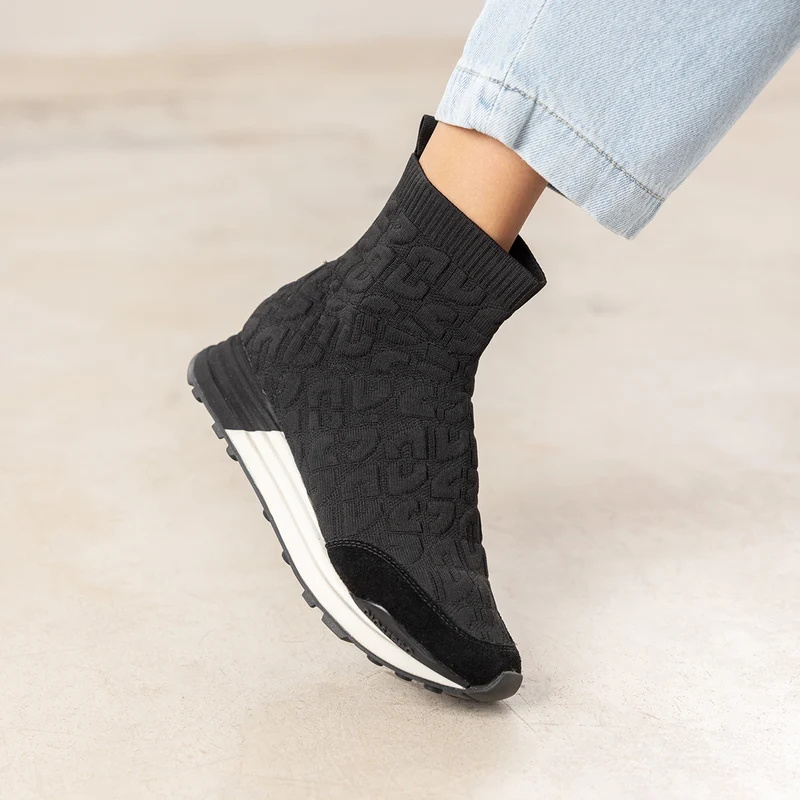 SOCK-LIKE SNEAKERS HOLEV