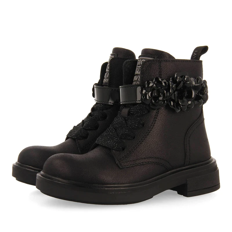 MILITARY STYLE LEATHER BOOTS WITH REMOVABLE AND REPLACEABLE STRAP.