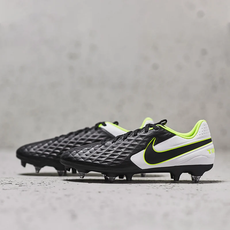 Chaussure de football à crampons pour terrain gras Nike Tiem