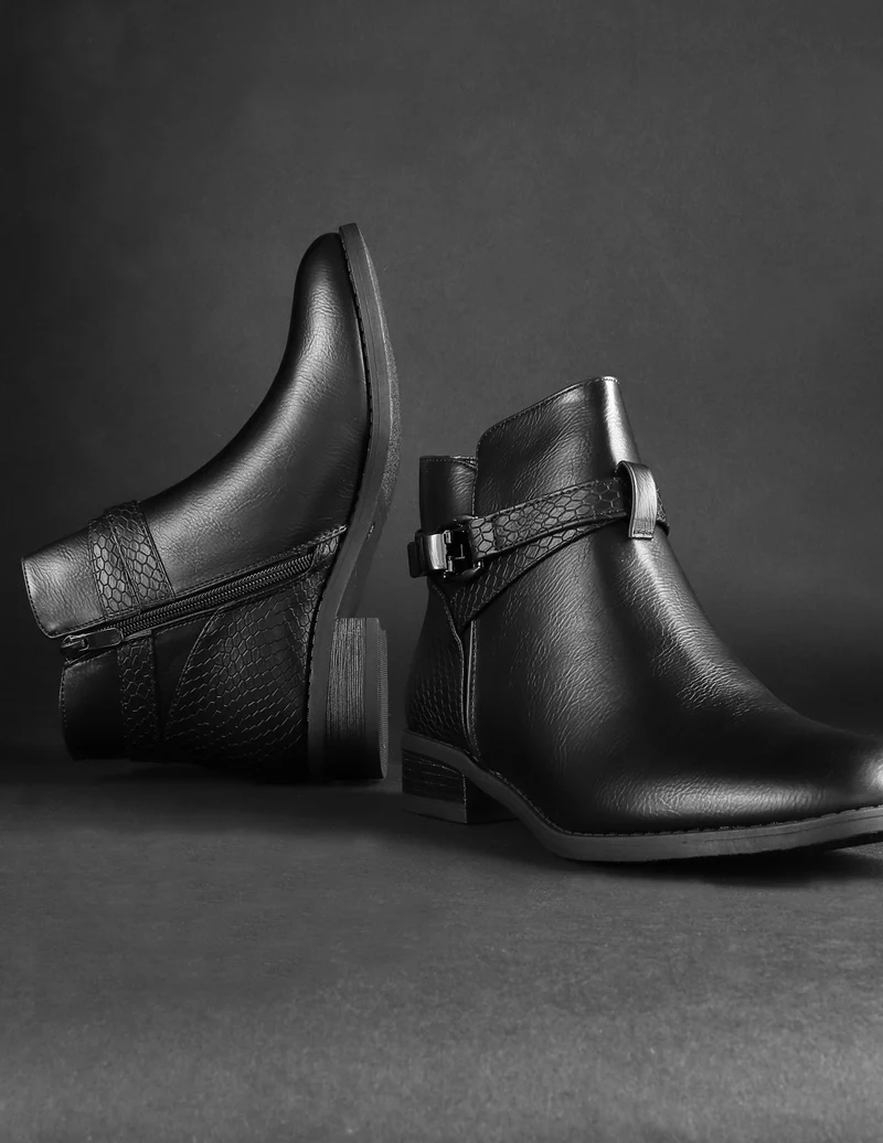 Low boots à sangle dorée - noir