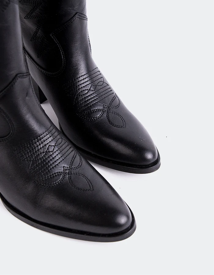 Freyr Black Leather