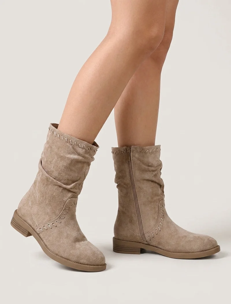 Bottines en suédine à coutures apparentes - Beige