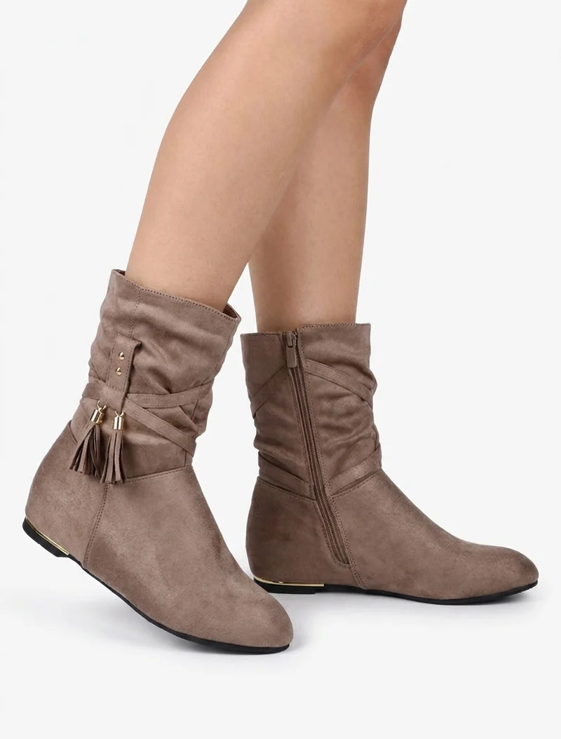 Bottines montantes en suédine à pompons - Taupe