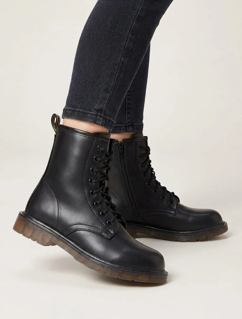 Boots montantes lacées en simili - Noir