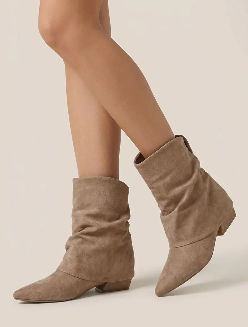 Bottines en suédine effet froncé à bouts pointus - Taupe