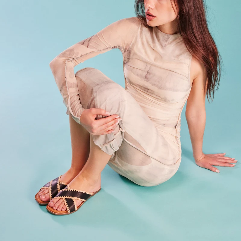 Assu women's black leather sandals with raffia stitching