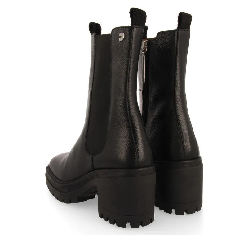 Horsens women's black chelsea boots with heeled track soles