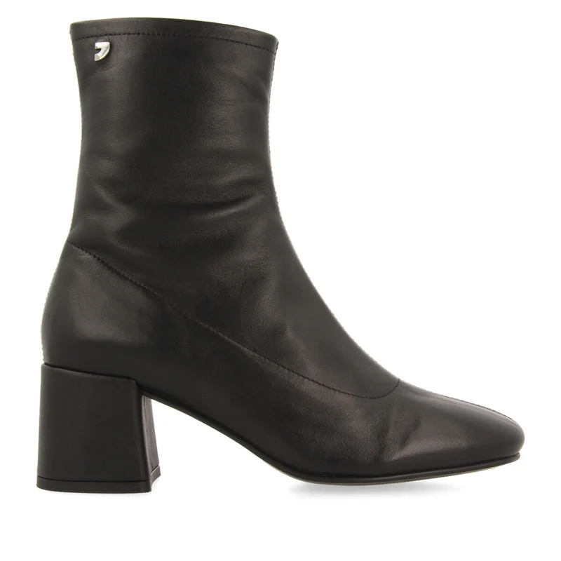 Artas women's black leather ankle boots with mid heels and round toes