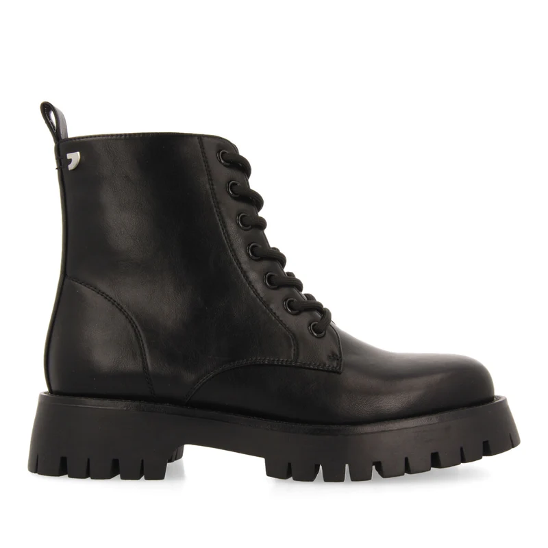 Hesseng women's black lace-up biker boots with track soles