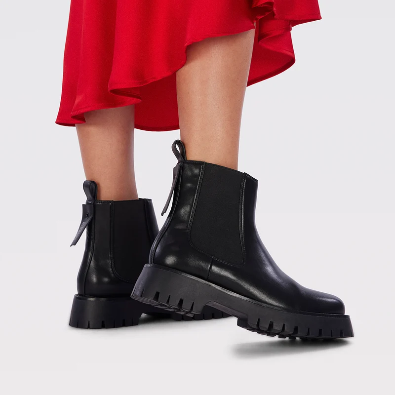 Geilo women's black chelsea boots with track soles