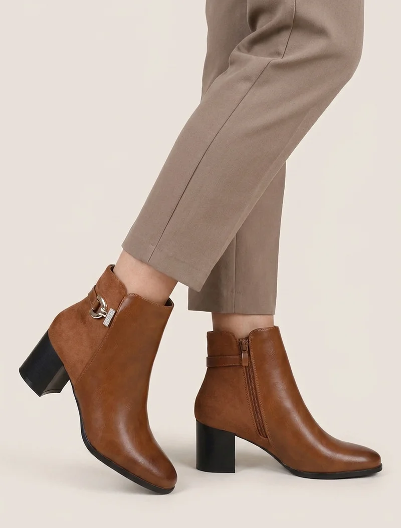 Bottines bimatière à boucle strassée - Camel