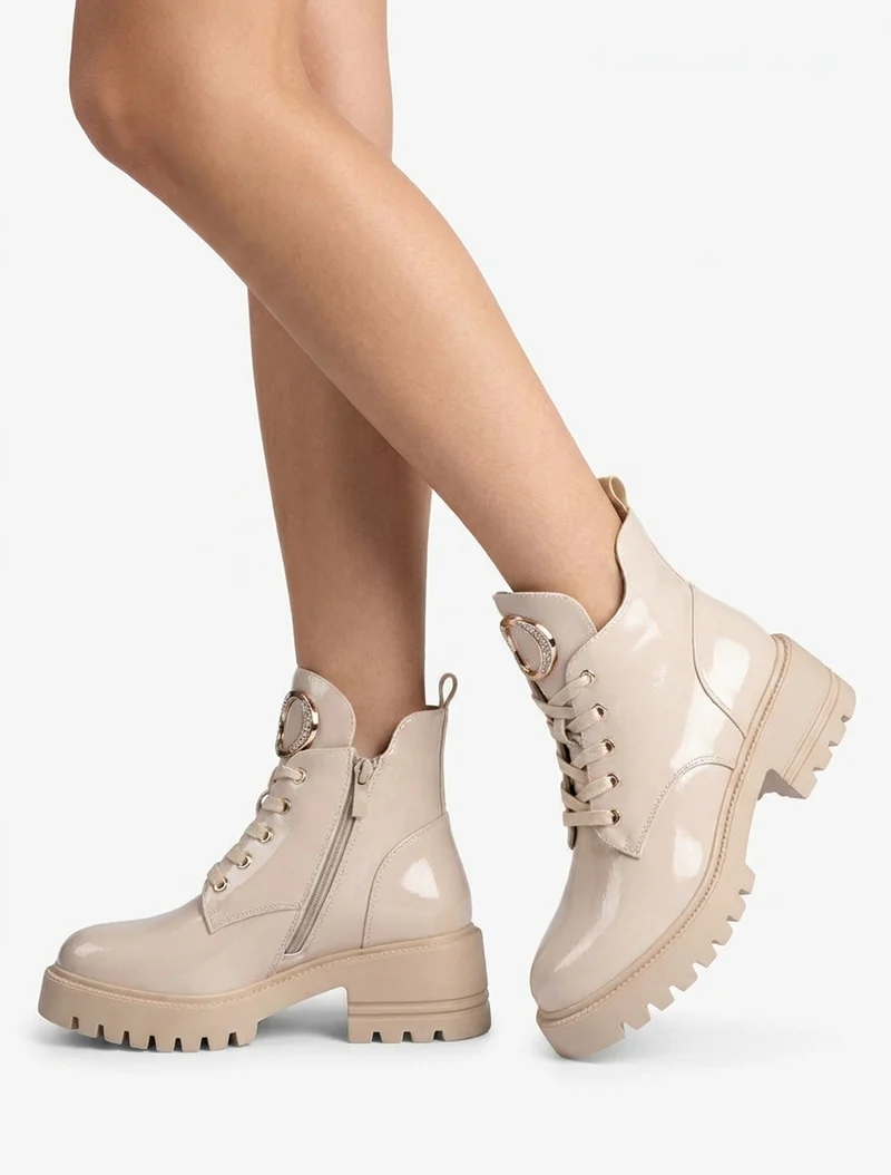 Boots vernies à bijou métal strassé - Beige